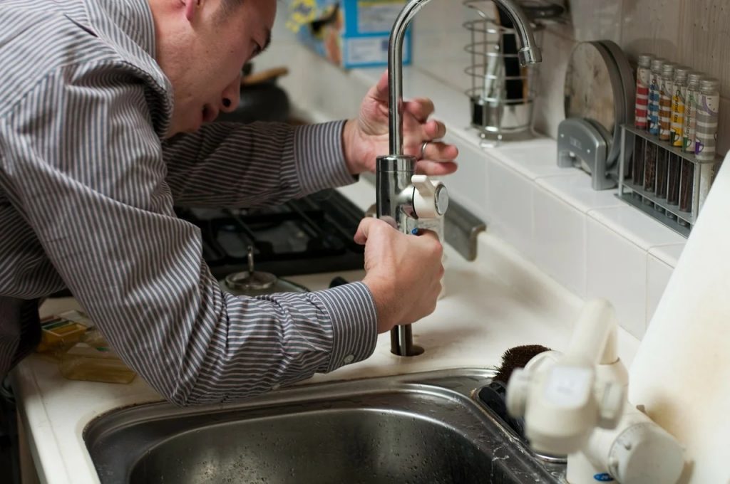 How Plumber Service Singapore Professionals Find Water Leakages